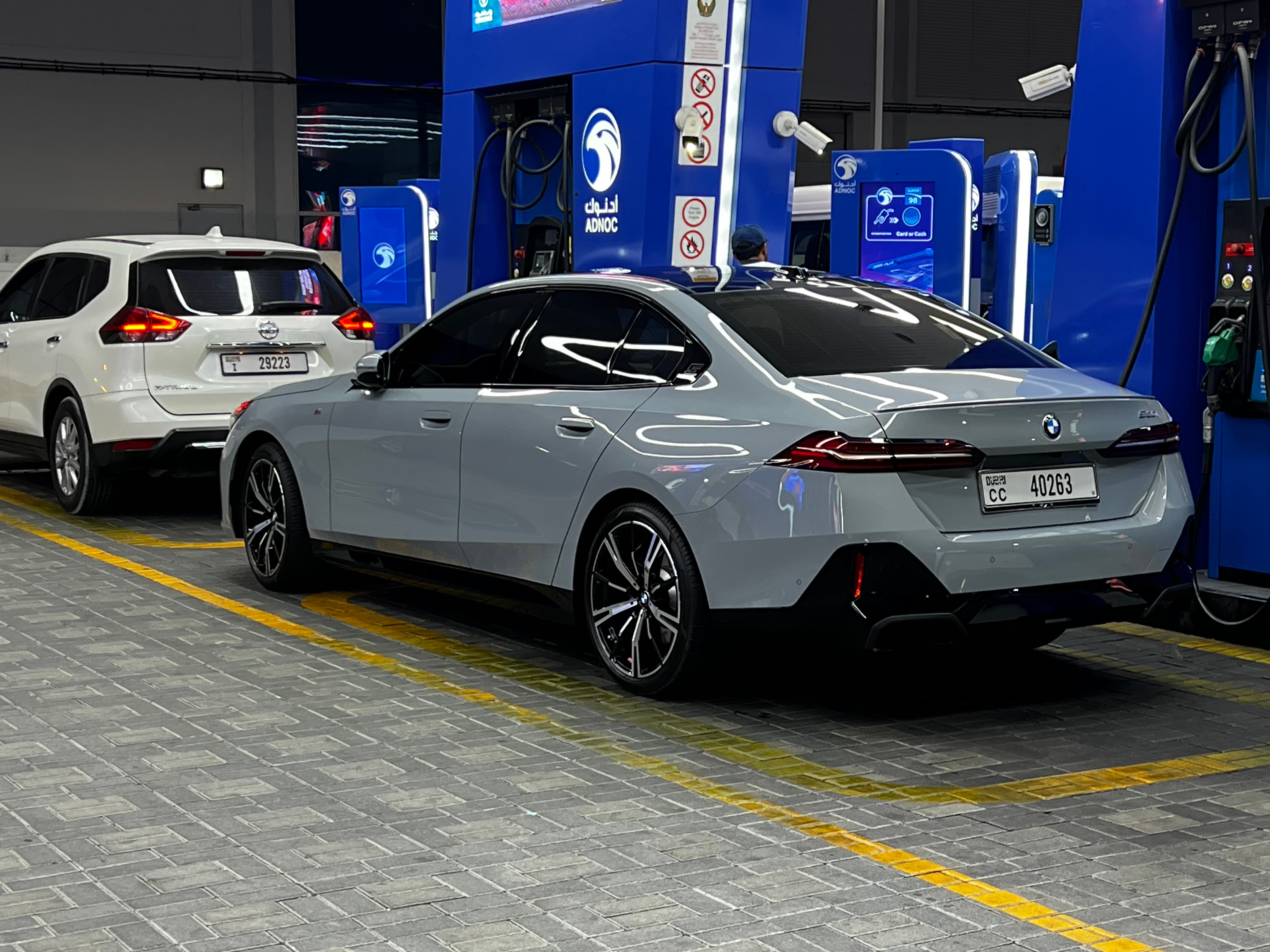 Hellgrün BMW 530i M Sport 2025